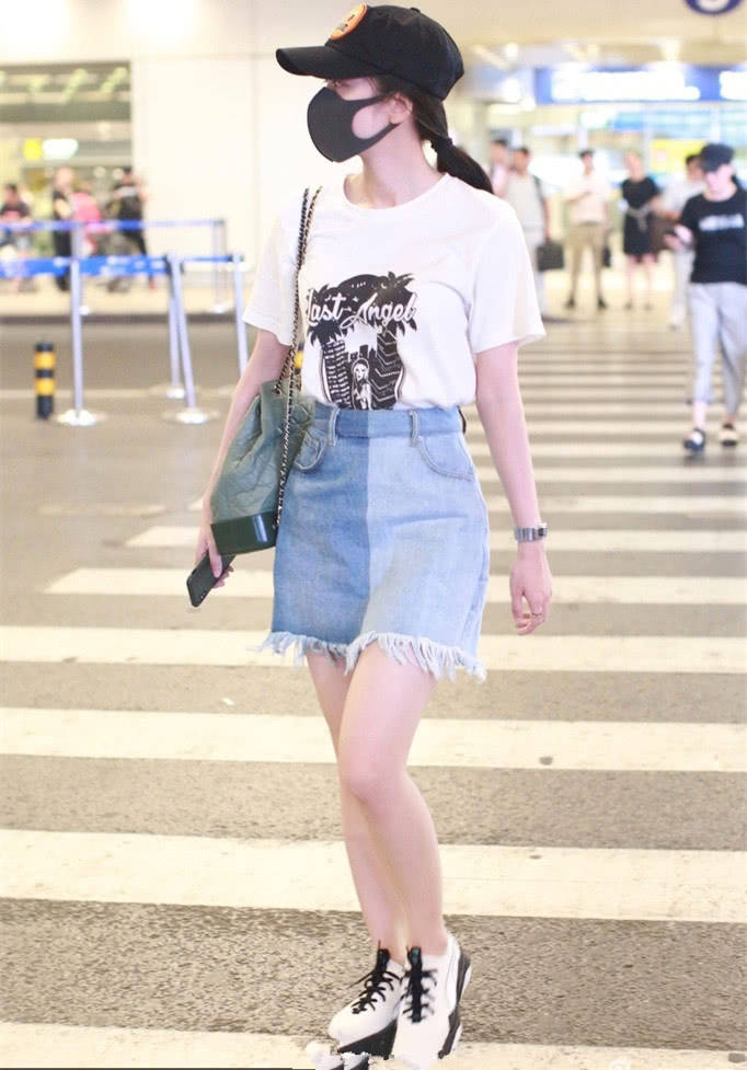 女神 张雪迎这样一条淘宝款也敢穿出街,网友:要不要这么节省