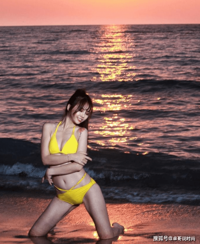 姐妹 海边游玩,穿搭选对了吗?