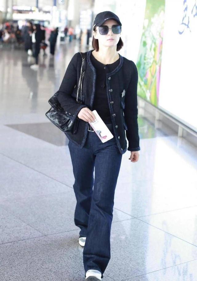 黑色 蒋勤勤穿衣真低调，黑色外套配牛仔裤简约随性，哪像46岁的女人