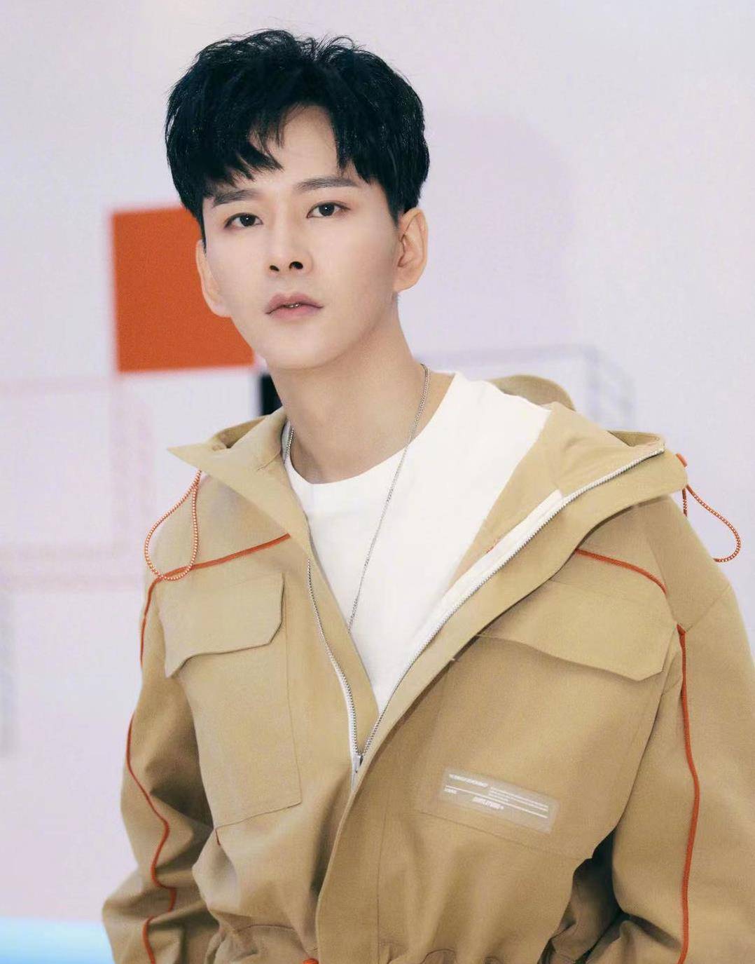 消费者获赔三倍,曾拿演员名誉担保售真_黄宥