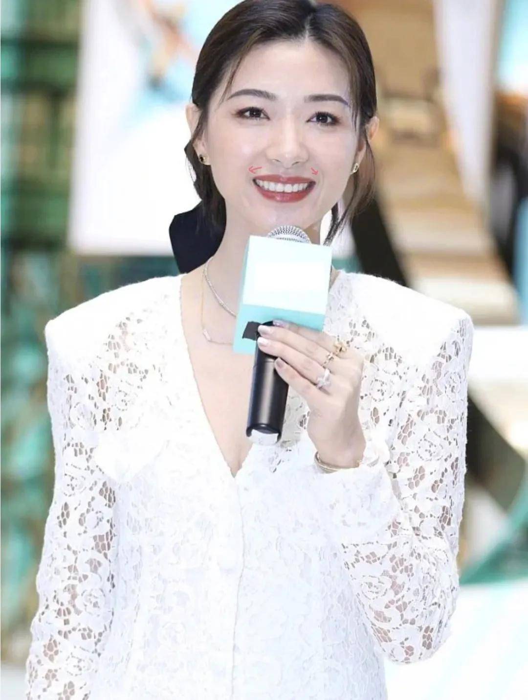 迪丽热巴路人镜头下的女明星：刘诗诗唐嫣法令纹明显，迪丽热巴童瑶身材好