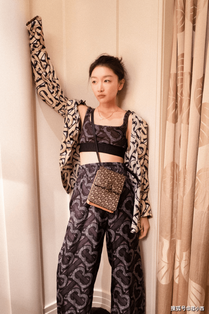 纸片人 周冬雨瘦成“纸片人”，穿挂脖连衣裙看着只有80斤，气质却很惊艳