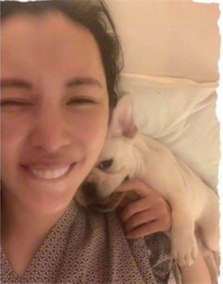 女儿王石娇妻带女儿现身，化浓妆掩饰衰老，偶遇的真人素颜上了年纪！