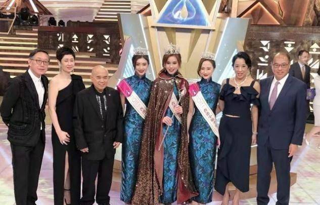 一身 郭晶晶62岁婆婆越来越大胆!穿紧身裙变性感女郎,为助阵港姐太拼