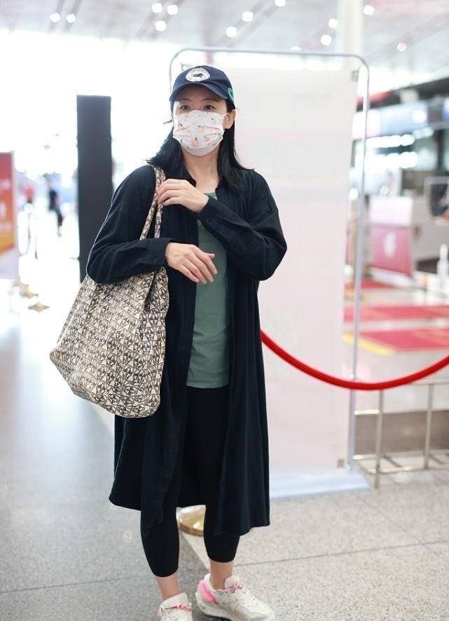 私下里 咏梅的气质真是没得说，私下里就算素颜出镜，看起来也很温柔