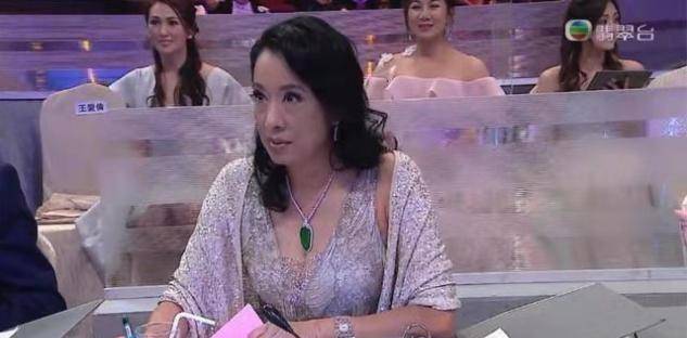 一身 郭晶晶62岁婆婆越来越大胆！穿紧身裙变性感女郎，为助阵港姐太拼