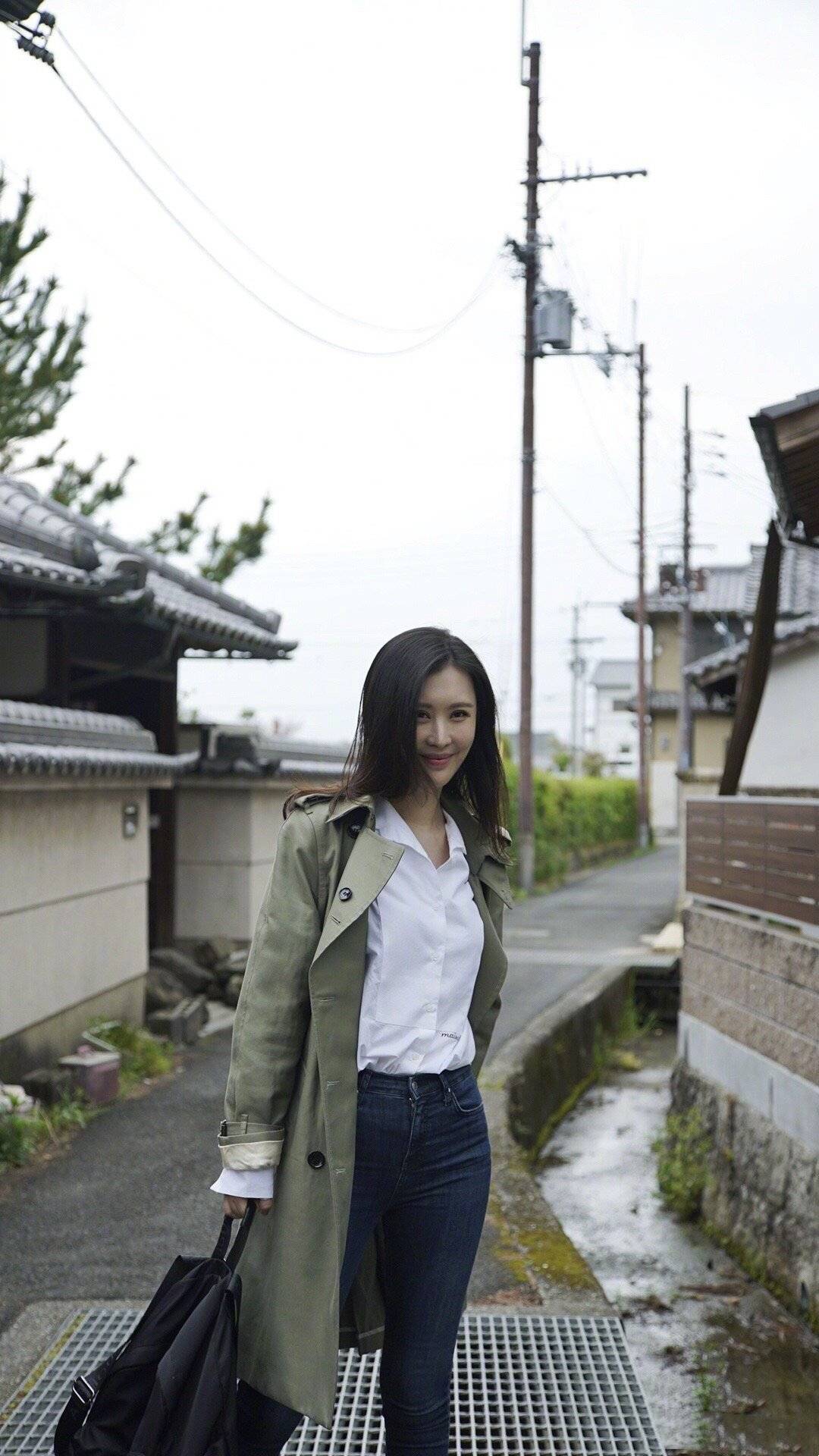 黑色 田朴珺的魔鬼身材真迷人，一字肩高衩礼裙明艳霸气，王石娶到宝了