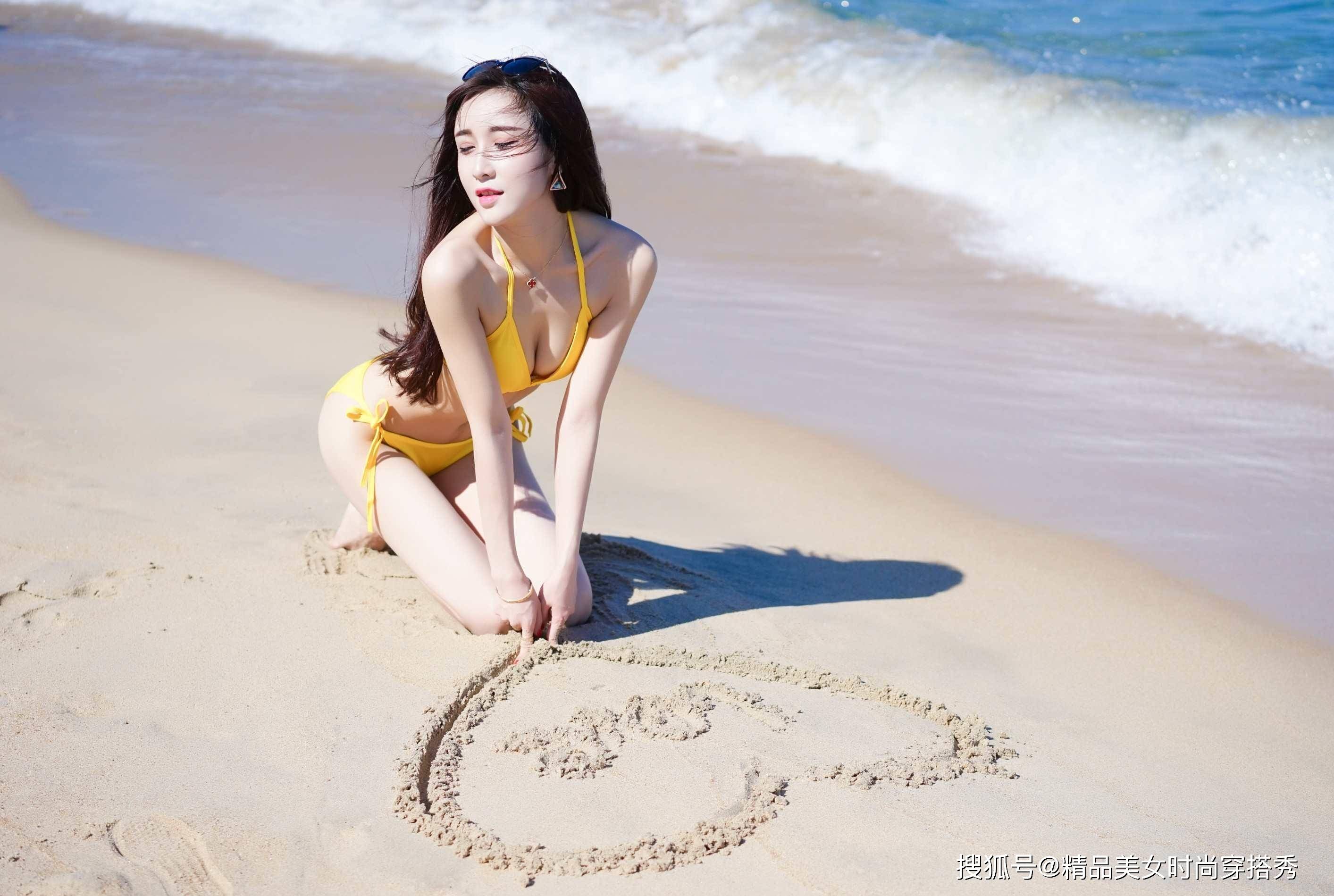 阳光 黄色的比基尼穿在身上吸睛时尚,外搭一件白色透视长衫,性感迷人