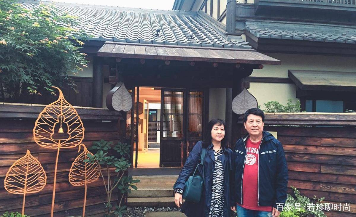 服装 关晓彤的妈妈底子很好,休闲风的服装穿出优雅气质,基因真好