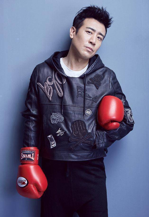 "叔圈代表"于和伟的魅力绝了,穿卡其色大衣硬朗又帅气,有格调