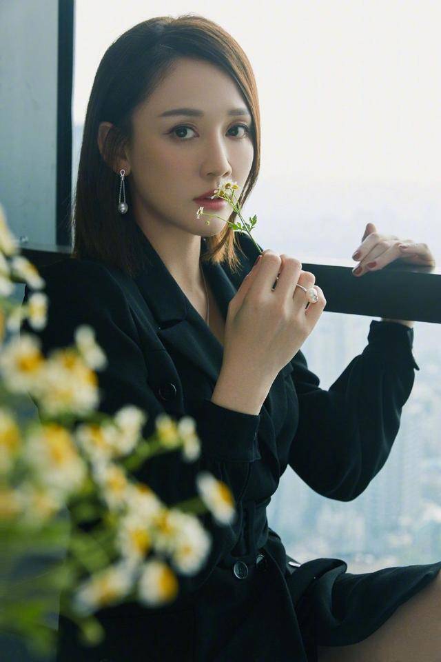 设计 42岁陈乔恩太会穿了，简约却不简单的黑短西装裙，又甜又酷