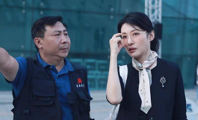 细节 周涛视察国家体育馆，穿西装戴墨镜表情严肃，好霸气的“女干部”