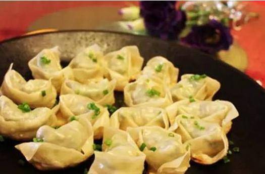 成小|馄饨别煮着吃,教你做成小生煎,好看又好吃,孩子每次一盘不够!