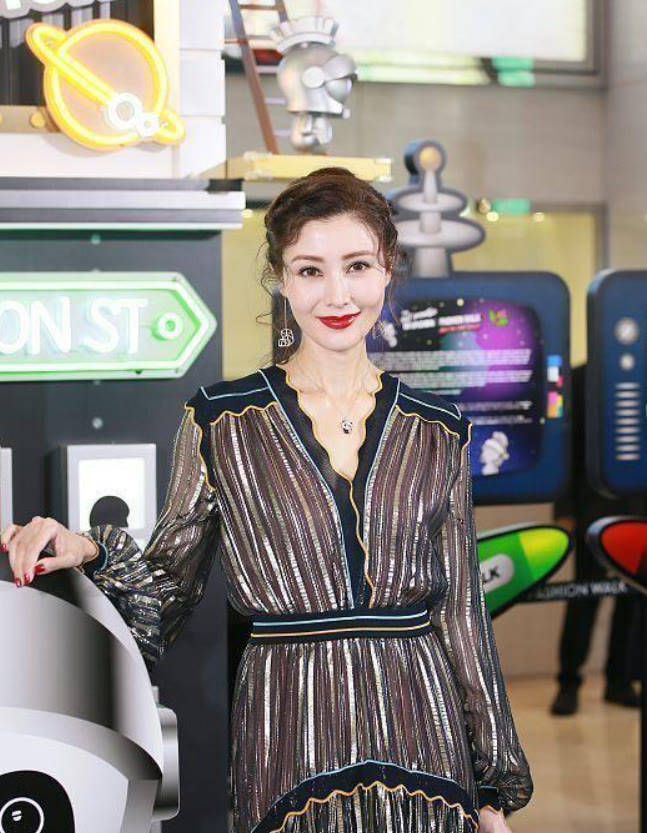 显得 李嘉欣出席活动真高调,穿蕾丝透视裙就算了,钻石手链都连带3条