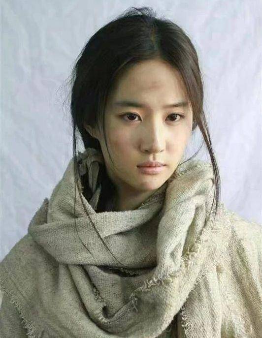 麻袋本以为关晓彤“脏脏妆”够美了，看到刘亦菲：不愧被叫“刘天仙”