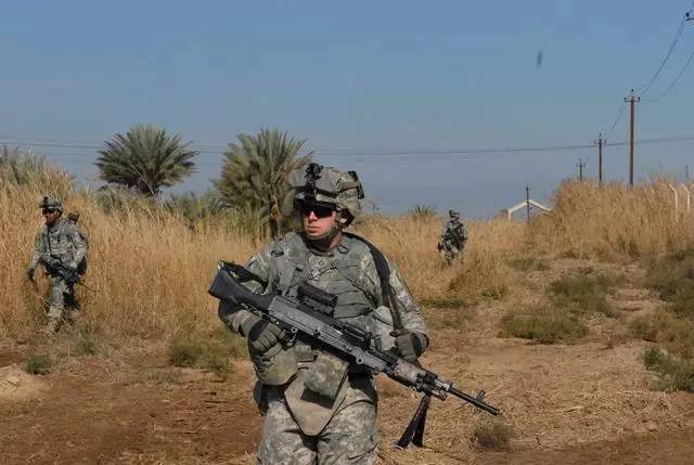 美军步兵排以上的单位的装备,挺重的m25稳像望远镜,狙击手的搭档装备