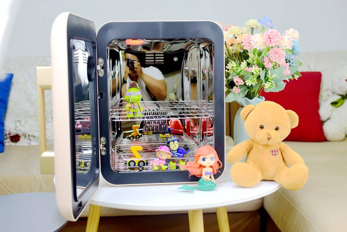 容量可以说挺大的,连大型的毛绒玩具都可以放进去消毒,建议大家保洁柜