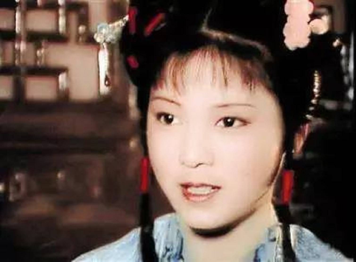 嬷嬷拿竹条打丫鬟的故事（公主被贬为丫鬟给贵妃洗脚）