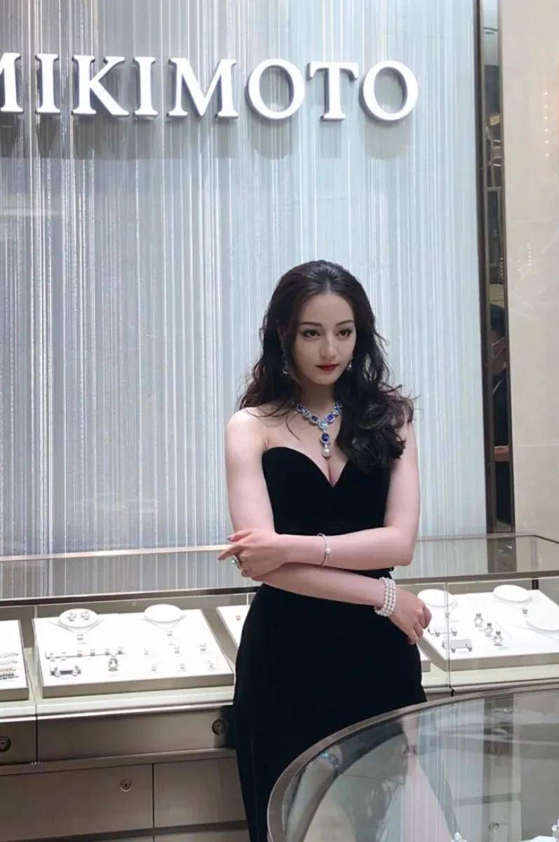 迪丽热巴路人镜头下的女明星：刘诗诗唐嫣法令纹明显，迪丽热巴童瑶身材好