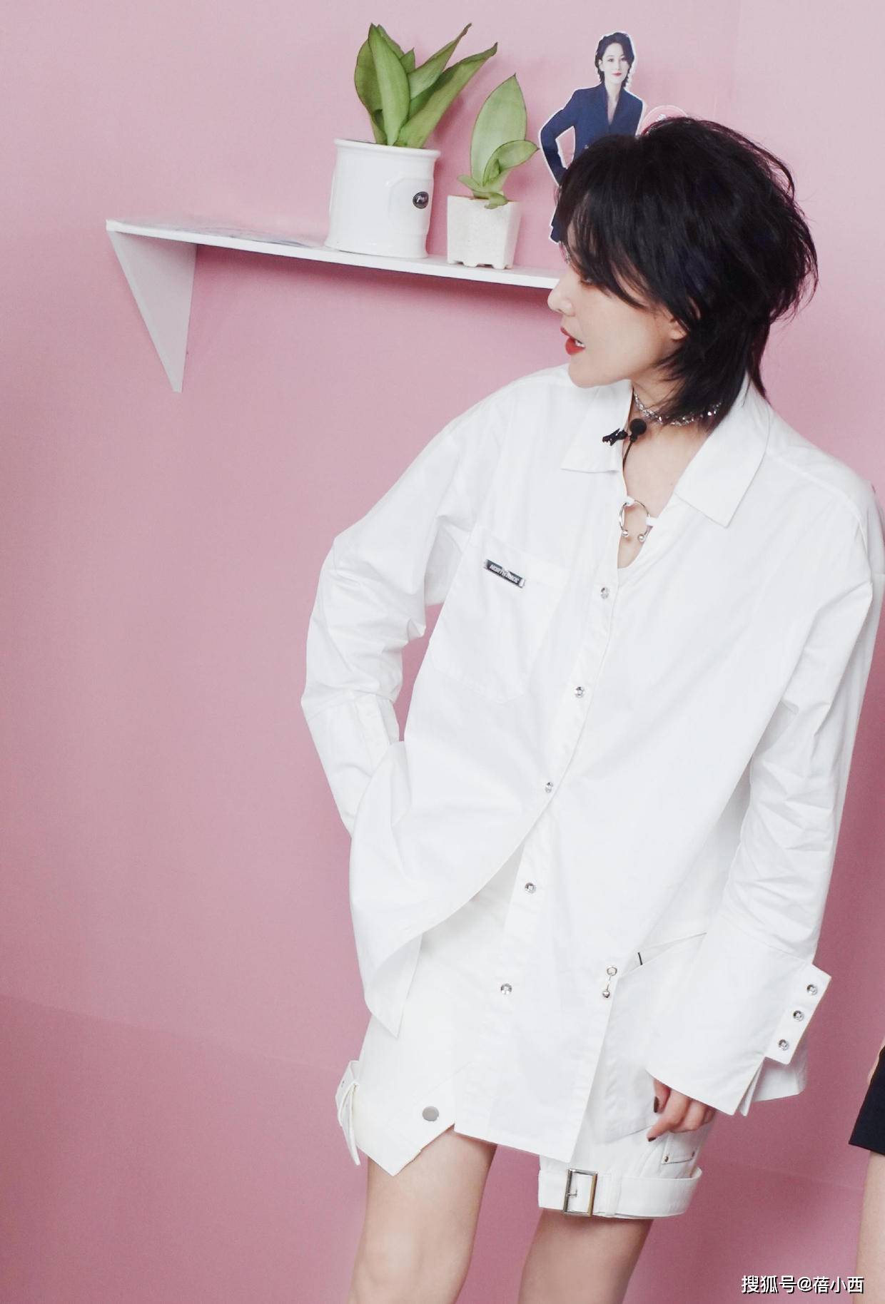 出圈 张馨予又美出圈了，穿黑色吊带配橘色开衫，美成“人间富贵花”