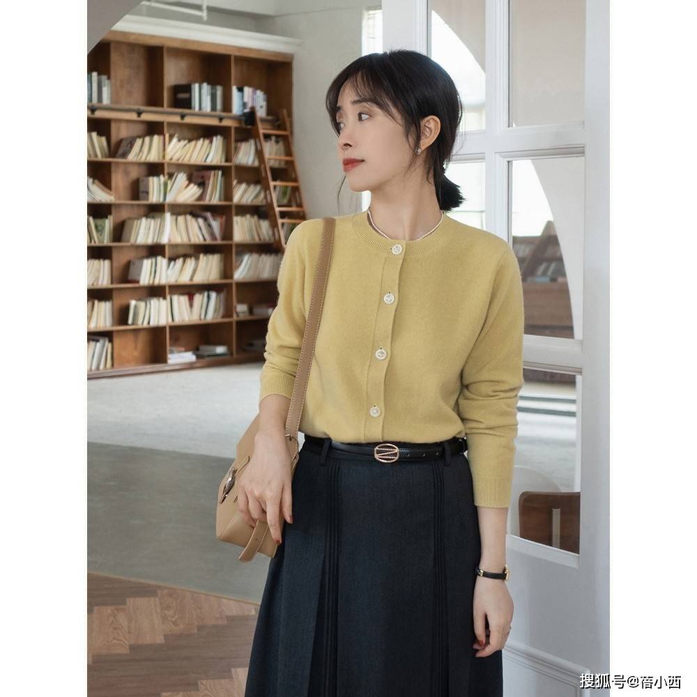 下装 皮肤黄、黑的女生，秋季选择这5种颜色的衣服，提亮肤色很简单