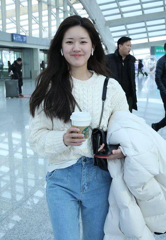 原创赵露思素颜现身机场果然是易胖体质皮肤不太好跟电视差距有点大