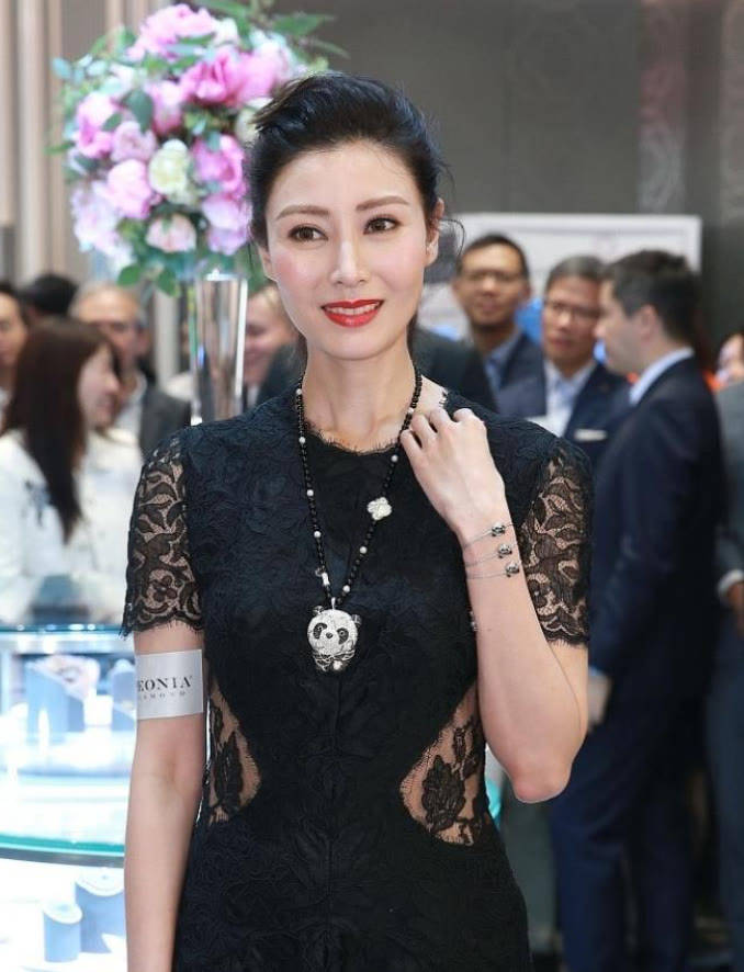 显得 李嘉欣出席活动真高调,穿蕾丝透视裙就算了,钻石手链都连带3条