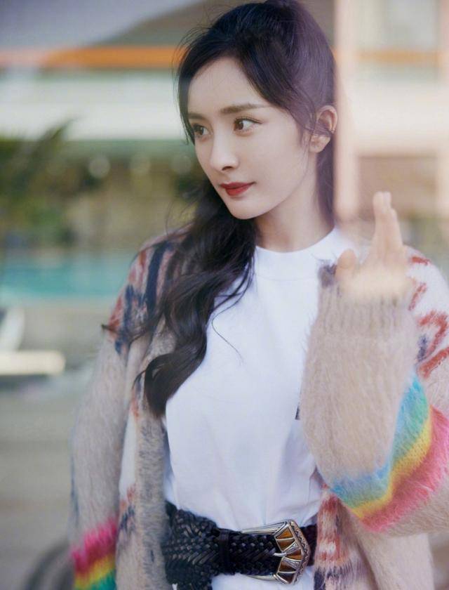 杨幂 杨幂都入秋了仍不忘秀腿，穿针织衫配长T扮