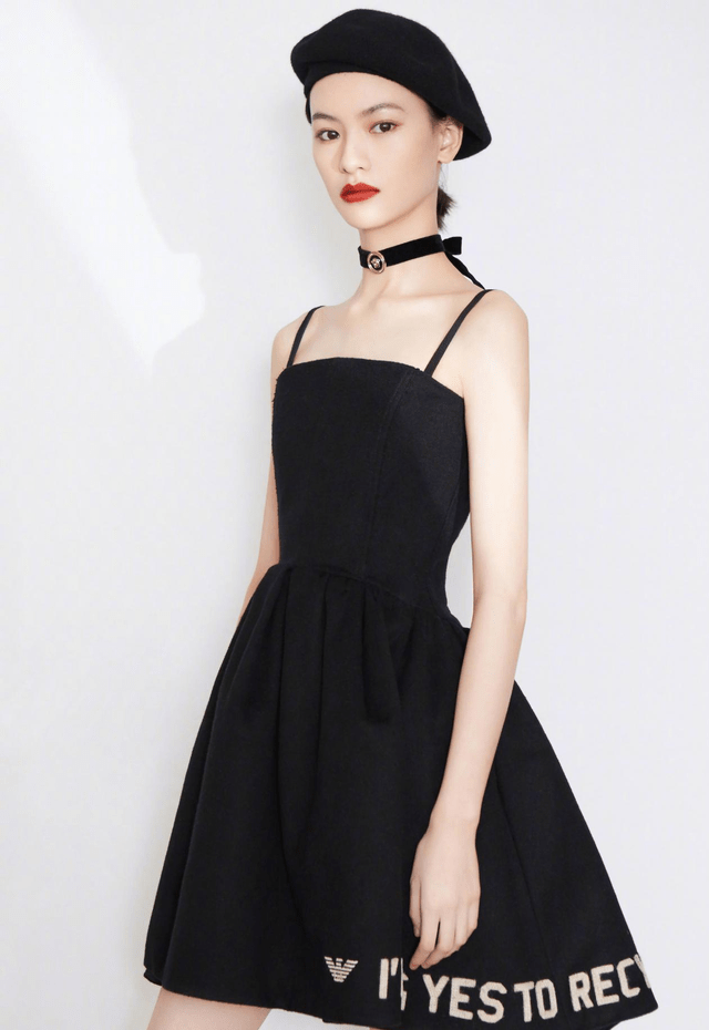 身材 邱天就算捂得再严实，也挡不住她的“清冷范”，穿吊带裙太显身材