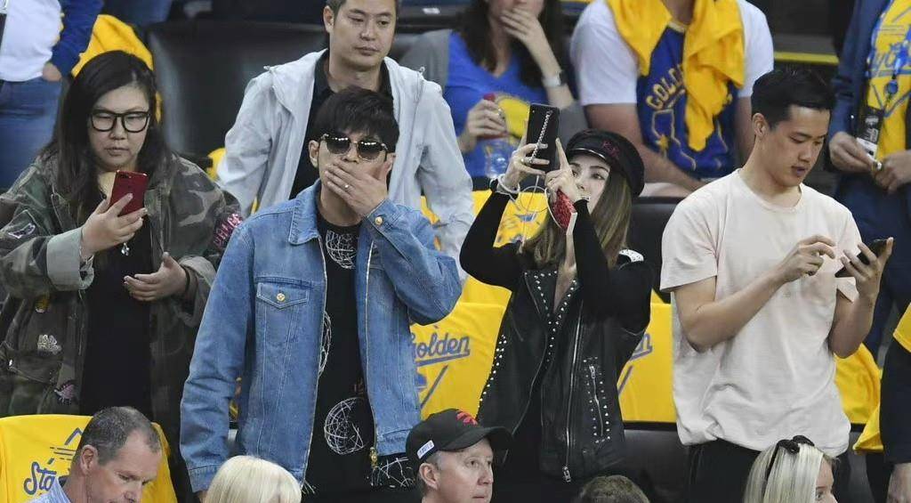 服装 昆凌太有辨识度了,和周杰伦穿情侣装,气场不输天王老公