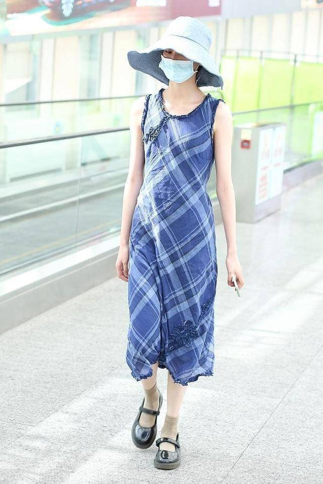 身材 邱天就算捂得再严实，也挡不住她的“清冷范”，穿吊带裙太显身材