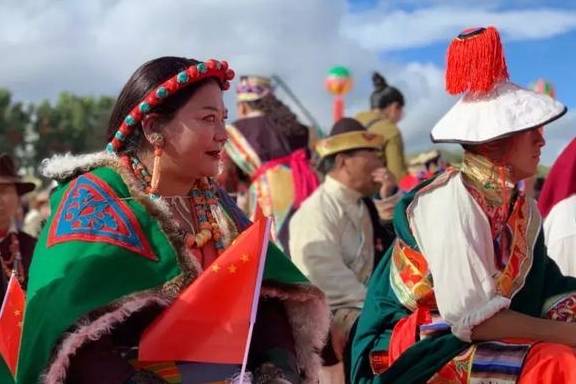 布达拉宫高清大图近照 fc87195215d74d56b94aca859e2f6042.jpeg