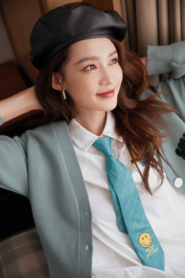 黑色 李沁又惊艳了，穿衬衫裙大胆扮“下衣失踪”，配针织衫宛如学生妹