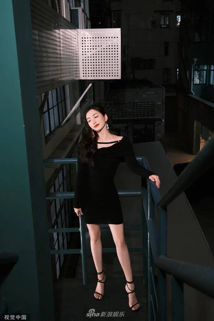 短裙 江疏影穿紧身黑裙秀锁骨！雪肤玉貌大长腿太性感撩人