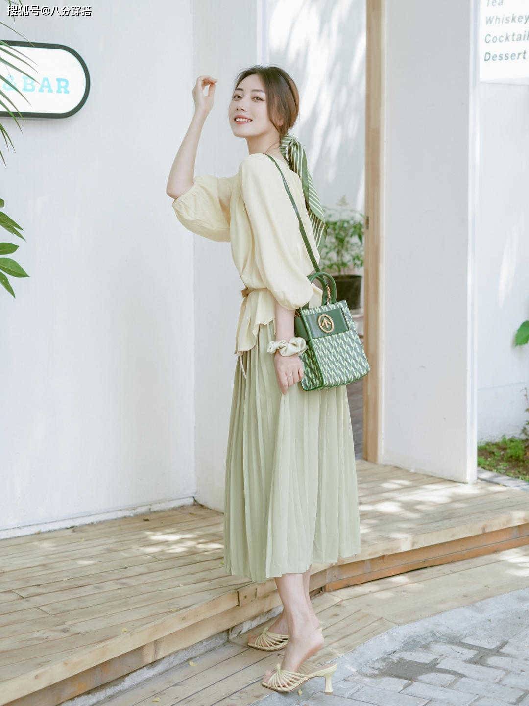 显得 今年流行宽松穿搭造型,舒适又好看,太适合微胖的女生了