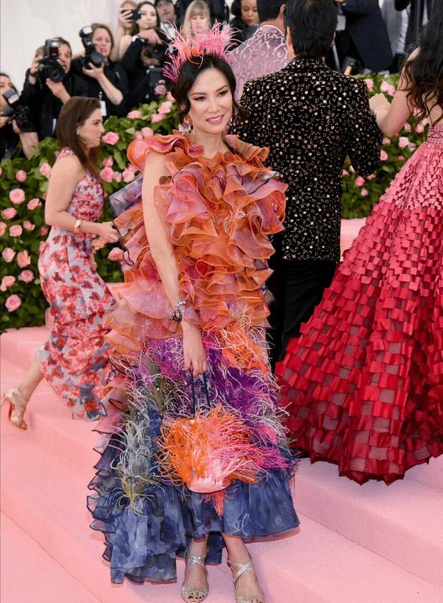 颜色 邓文迪的气质真挺好，花裙子一般人很难驾驭，女王风范挺强