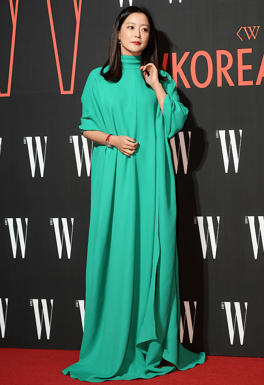 黑色 又被金喜善惊艳到了，绿色连衣裙配黑色锥形裤，气场不输超模