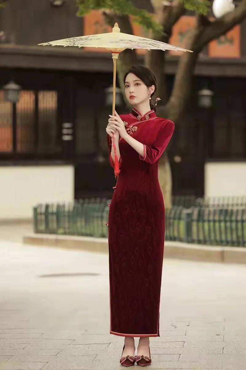 显得 红色丝绒旗袍裙，让你穿出饱满挺拔身材，穿出优雅自信气质的你！