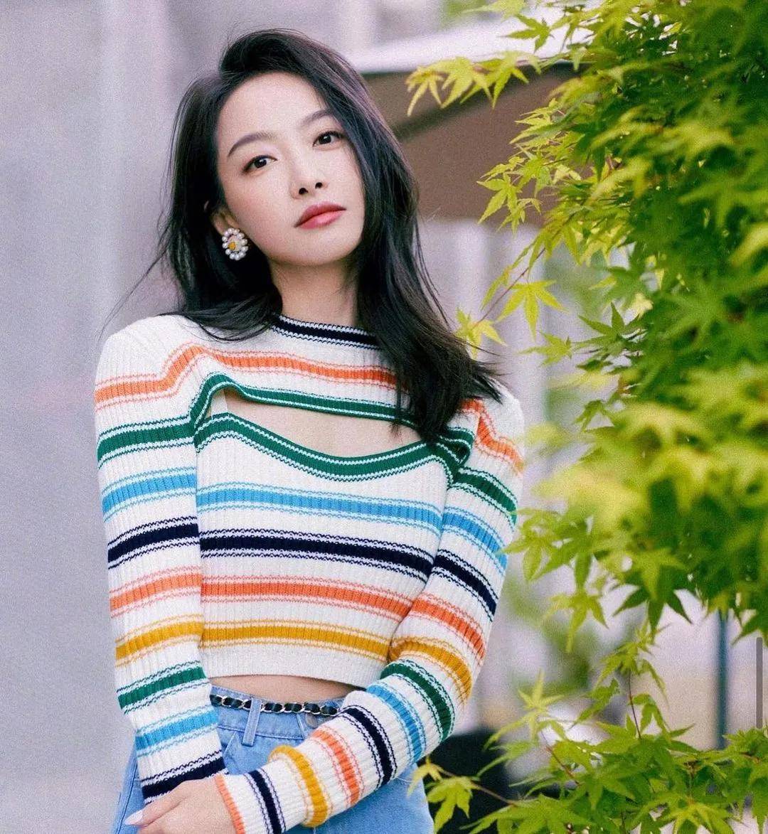 白女士 秋天换季穿啥？网友：女明星都钟爱的针织单品是时候安排了！