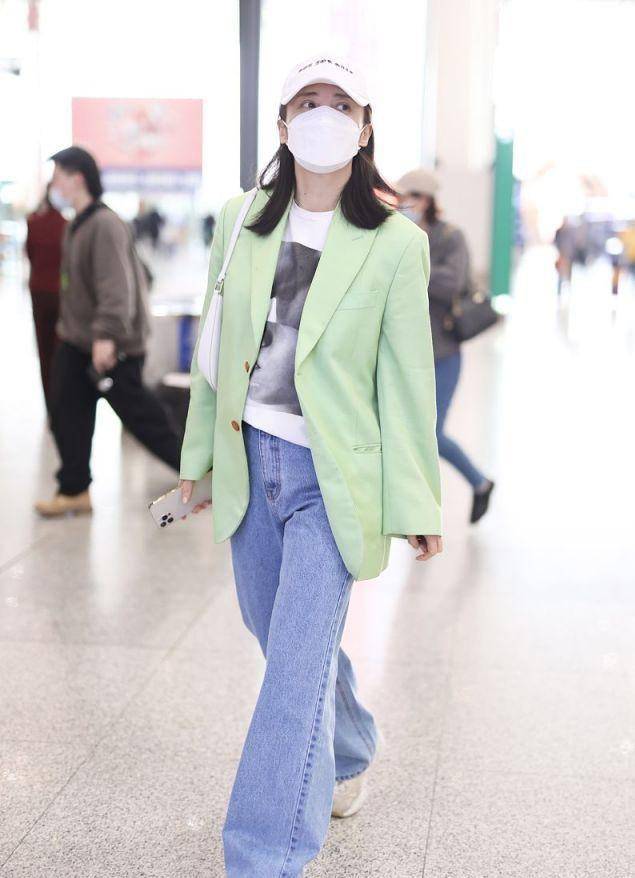 色彩 蒋勤勤换了风格更减龄,绿色西装配牛仔裤穿搭,看起来像18岁少女