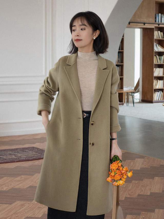 大衣 30+女性怎么穿才显气质？红色衬衫+高腰牛仔裤，高级时尚又显白