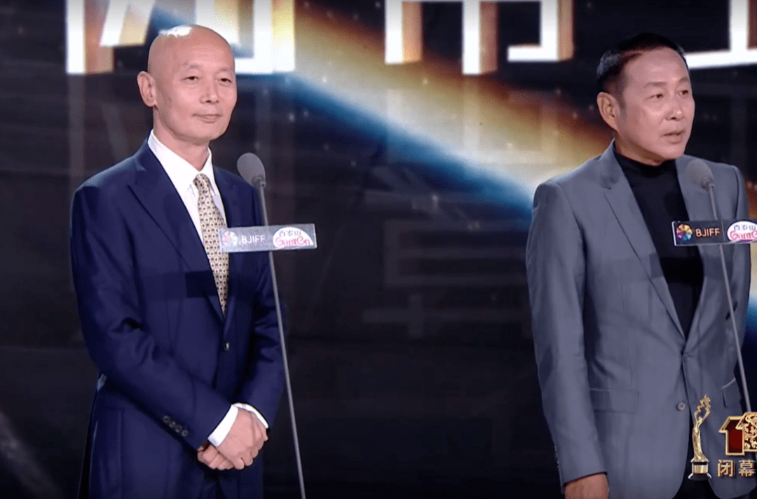 陈道明一上台就放了个"大招",两人先是站着不动,随后陈道明对着葛优说