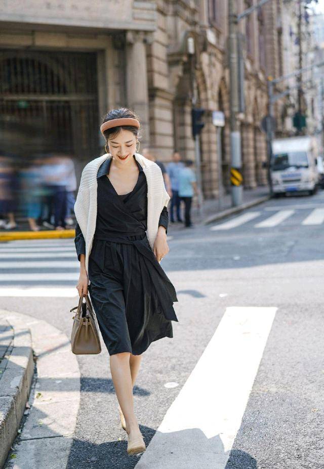 整体 见过世面的女人，穿针织衫从不“将就”，这些搭配高级精致又温柔