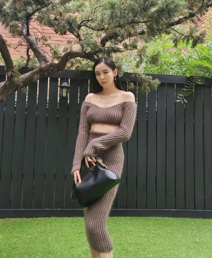 白女士 秋天换季穿啥？网友：女明星都钟爱的针织单品是时候安排了！