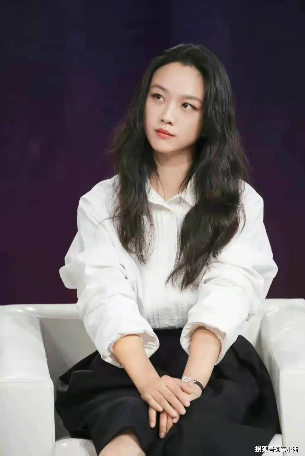 汤唯 被42岁汤唯的气质沦陷了,穿简约白衬衫配半身裙,满满的优雅感
