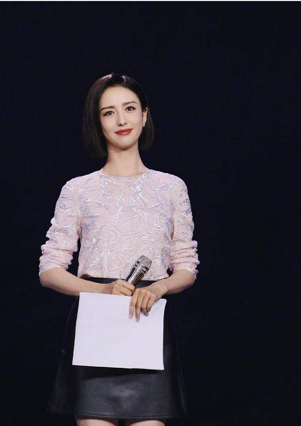 设计 佟丽娅穿黑色丝绒抹胸裙亮相，颜值真是天花板级别，美出天际了