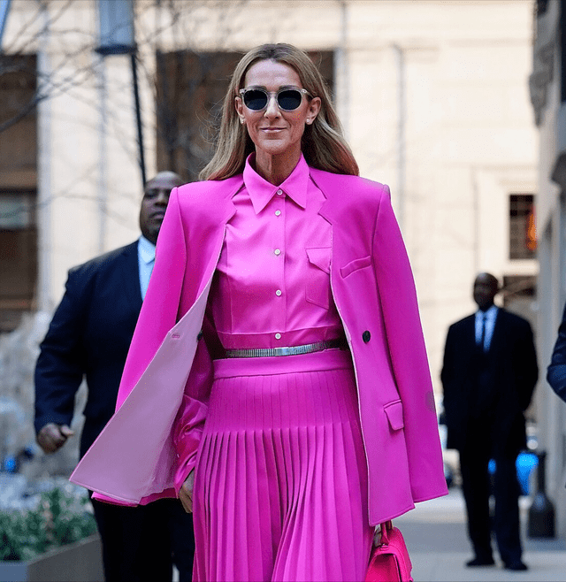 进行 席琳迪翁撞衫唐嫣,西装反穿更有个人魅力,时尚感不服不行