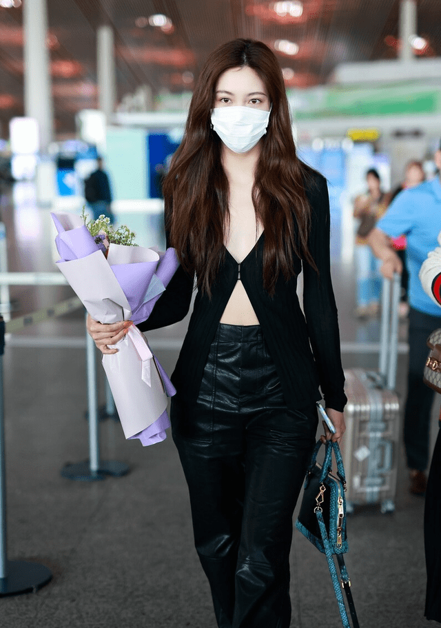 上装 宋妍霏一颗扣穿搭出圈，兼顾时尚和女人味，“整容式”衣品值得学