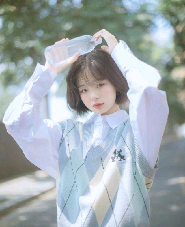 服装 针织衫马甲叠穿衬衫,也可以穿出耀眼夺目的感觉,时尚就这么简单