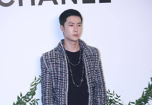 黑色 王一博短发造型很奇特,垫肩服装看着也很奇怪,差点不敢认